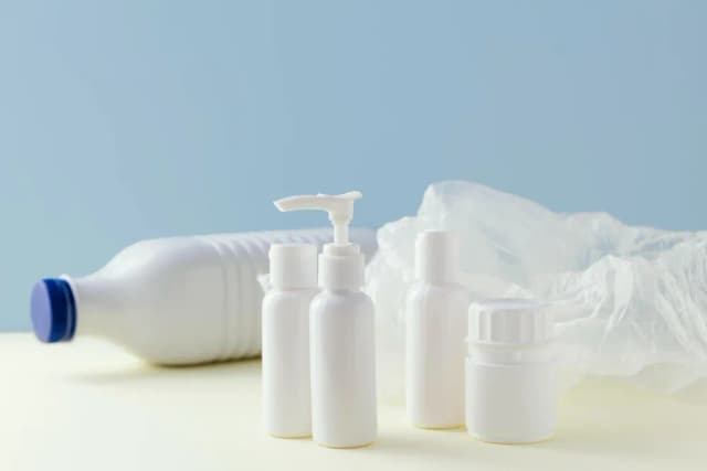 Polietylen HDPE: dlaczego to materiał pierwszego wyboru w przemyśle chemicznym, kosmetycznym i spożywczym? Właściwości i recykling Polietylen HDPE: dlaczego to materiał pierwszego wyboru w przemyśle chemicznym, kosmetycznym i spożywczym? Właściwości i recykling